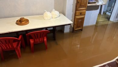 Temporal em SC provoca alagamentos, destelha casas e deixa família desalojada