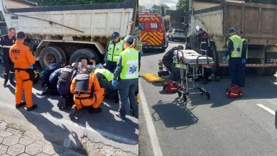 Motociclista sofre suspeita de traumatismo craniano após colidir contra caminhão em Blumenau