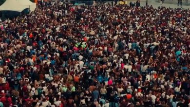 Frei Gilson arrasta milhares de fiéis e lota orla de Navegantes antes do show