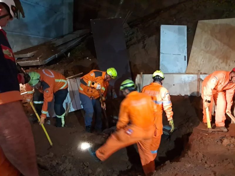 Tragédia em obra: dois trabalhadores morrem soterrados após desabamento de barracão em SC