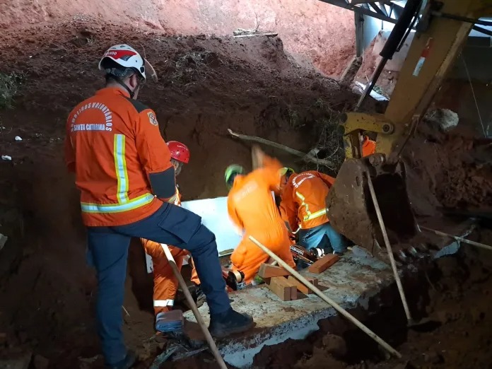 Tragédia em obra: dois trabalhadores morrem soterrados após desabamento de barracão em SC