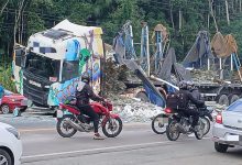 Carreta carregada com vidro tomba e espalha carga na BR-470 entre Blumenau e Indaial