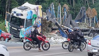Carreta carregada com vidro tomba e espalha carga na BR-470 entre Blumenau e Indaial