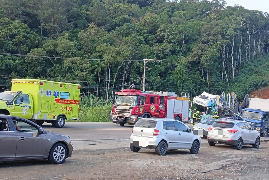Carreta carregada com vidro tomba e espalha carga na BR-470 entre Blumenau e Indaial