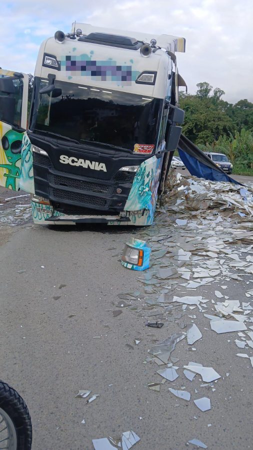 Carreta carregada com vidro tomba e espalha carga na BR-470 entre Blumenau e Indaial