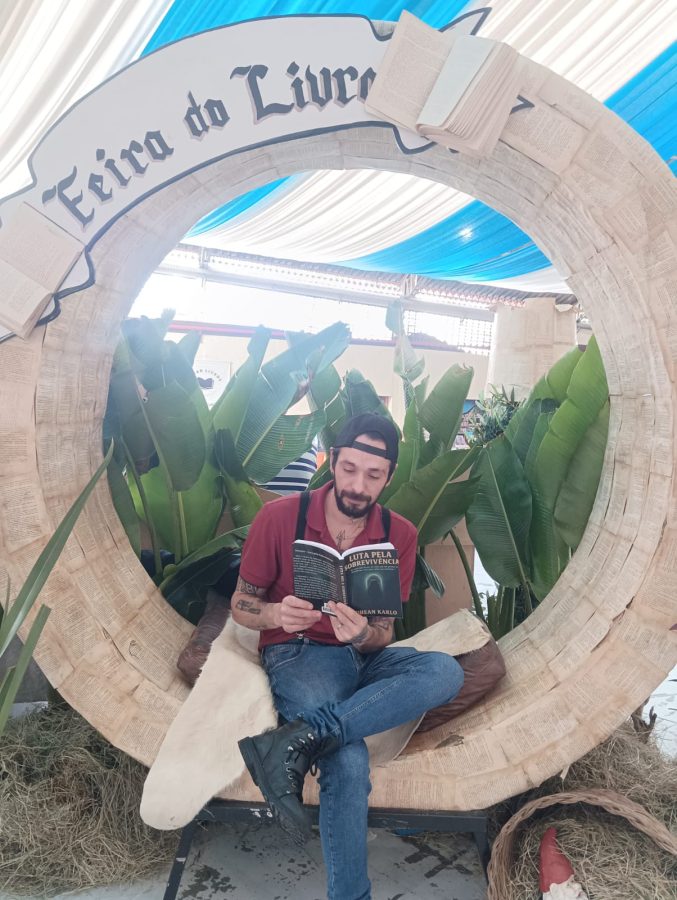Entre dois empregos e as madrugadas de escrita, morador de Timbó lança seu primeiro livro “Luta Pela Sobrevivência”