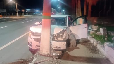 Carro sai da pista, bate em poste e é encontrado abandonado na BR-470, em Apiúna