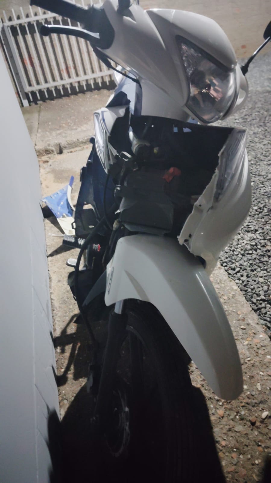 Motorista faz conversão em curva, atinge motociclista e foge sem prestar socorro em Timbó