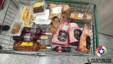 Mulher com tornozeleira eletrônica é presa após furtar carnes, bebidas e alimentos em supermercado de Blumenau
