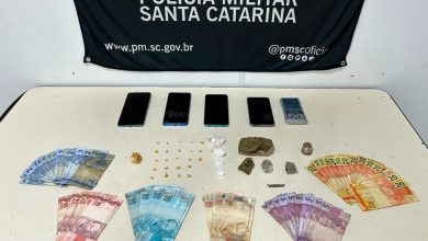 “Brooklyn”: PM prende dois homens e apreende adolescente em condomínio conhecido pelo tráfico em Blumenau