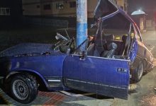 Repartido ao meio: carro fica destruído após violenta colisão contra poste em Indaial; motorista não foi localizado