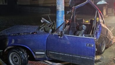 Repartido ao meio: carro fica destruído após violenta colisão contra poste em Indaial; motorista não foi localizado