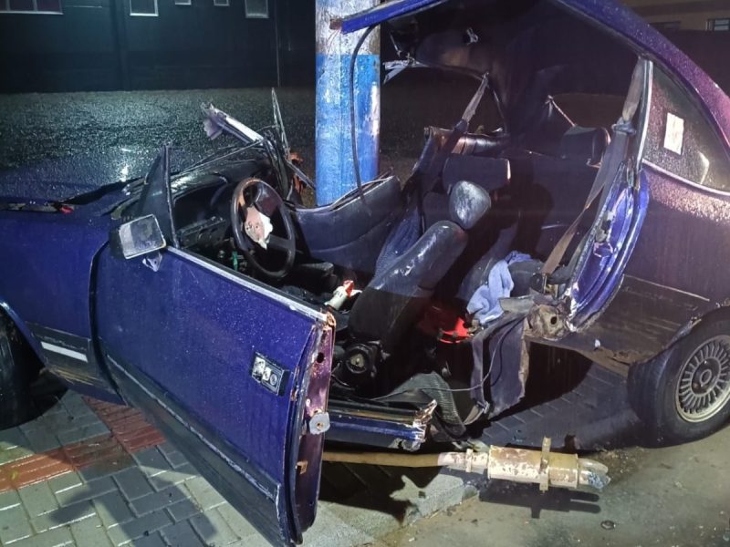 Repartido ao meio: carro fica destruído após violenta colisão contra poste em Indaial; motorista não foi localizado