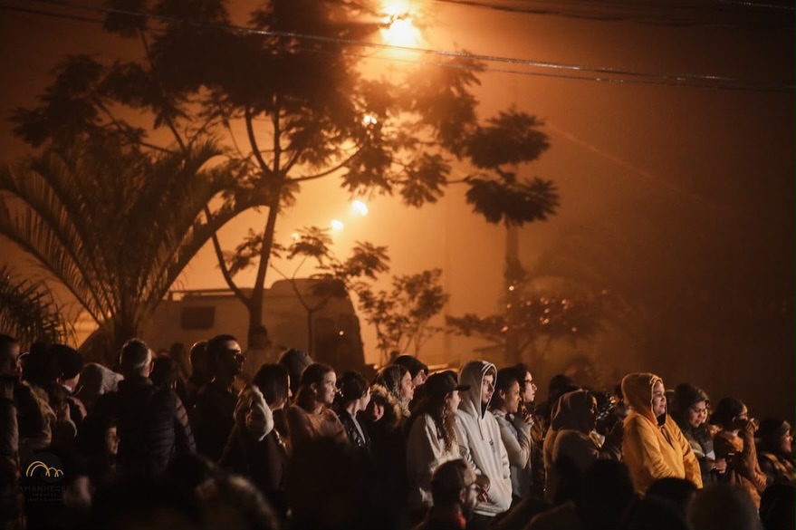 A fé despertou antes do sol: Amanhecer Indaial reúne centenas de pessoas em uma manhã de louvor e união