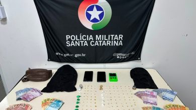 Adolescente e jovem são flagrados com mais de 100 pedras de crack durante ação da PM em Blumenau