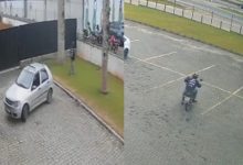 Criminoso invade estacionamento de loja, furta motocicleta e foge empurrando o veículo em Indaial