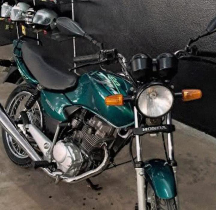 Criminoso invade estacionamento de loja, furta motocicleta e foge empurrando o veículo em Indaial