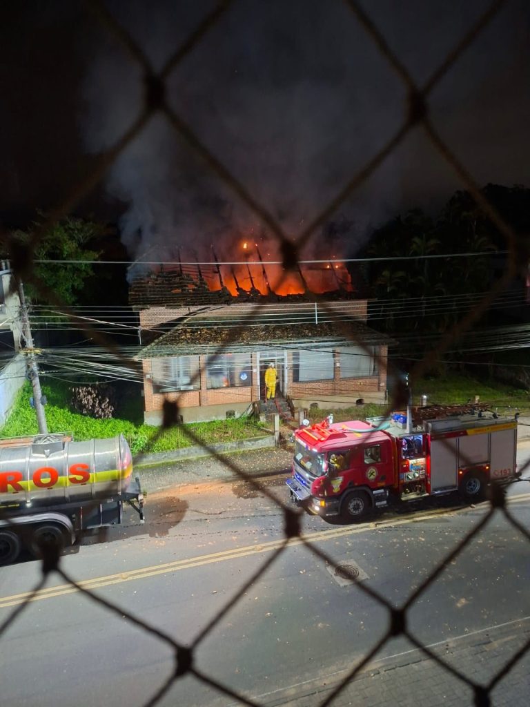 Casarão histórico de Indaial, conhecido como “casa da Xuxa”, é atingido por incêndio durante a madrugada