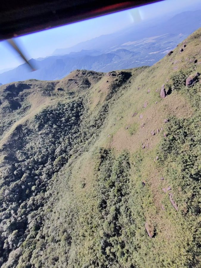 Sem acesso por terra, helicóptero Arcanjo-03 resgata adolescente ferido após queda em trilha de SC