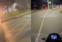 Motoqueiro escapa por segundos após ser surpreendido por trem em passagem de nível