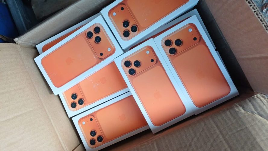 PRF apreende carreta com carga de R$ 20 milhões em celulares e produtos importados escondidos em SC