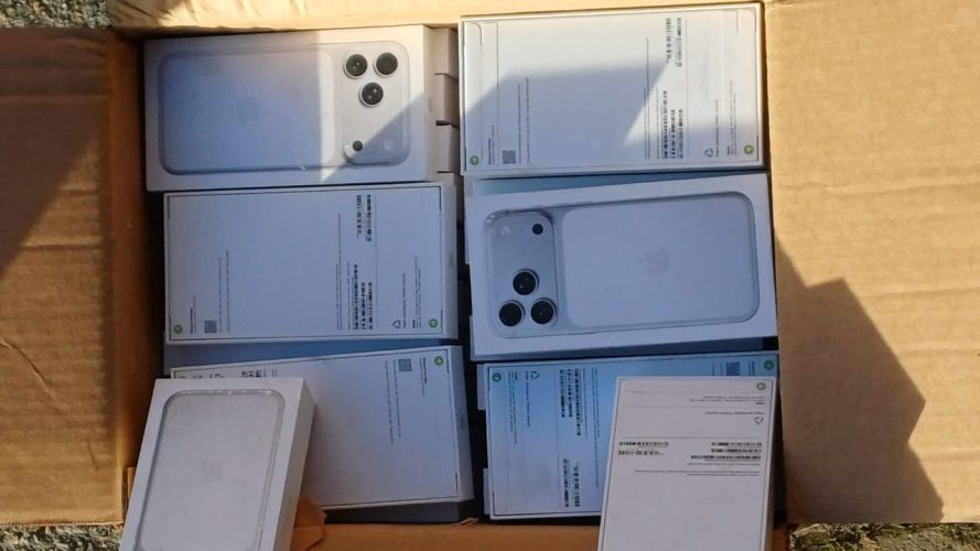 PRF apreende carreta com carga de R$ 20 milhões em celulares e produtos importados escondidos em SC