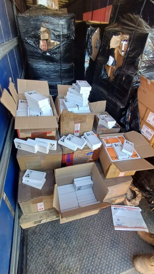 PRF apreende carreta com carga de R$ 20 milhões em celulares e produtos importados escondidos em SC