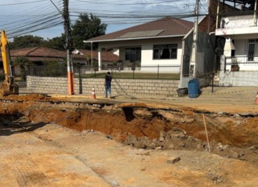 Dois trabalhadores ficam soterrados em vala de 4,5 metros após deslizamento durante obra em SC