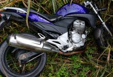 PM recupera moto furtada horas após o crime em Indaial; veículo estava escondido em terreno abandonado