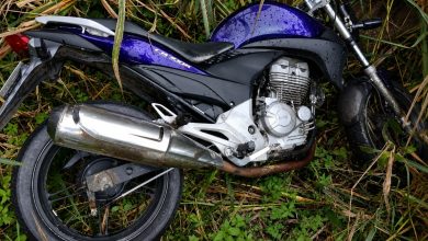 PM recupera moto furtada horas após o crime em Indaial; veículo estava escondido em terreno abandonado