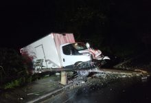 Encontrado inconsciente dentro da cabine, motorista é resgatado após caminhão atingir poste em Pomerode