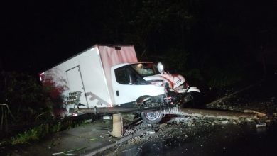 Encontrado inconsciente dentro da cabine, motorista é resgatado após caminhão atingir poste em Pomerode