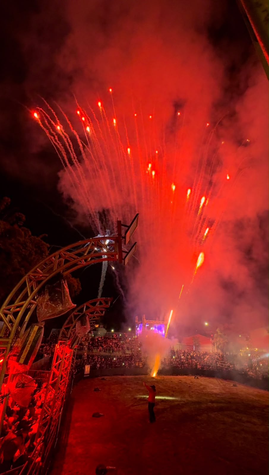 Rodeio lotado, shows e muita festa: abertura da Festa do Colono reúne milhares de pessoas em Timbó