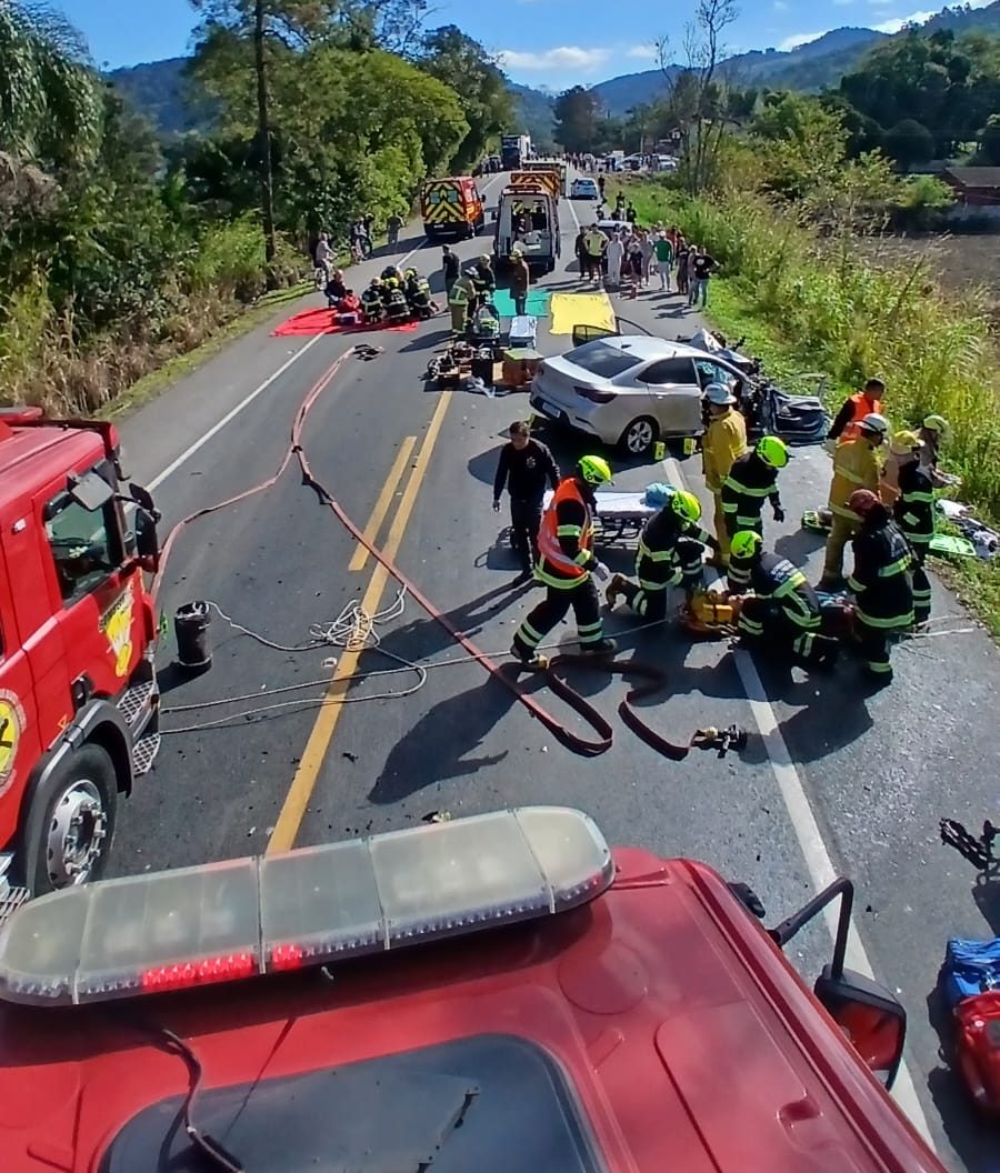 Colisão frontal na BR-470 deixa quatro feridos; motorista fica preso às ferragens em estado grave, em Rodeio