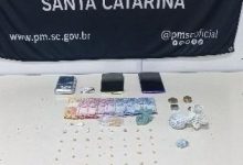 Jovem é preso por tráfico e adolescente é apreendido com drogas prontas para venda em Blumenau