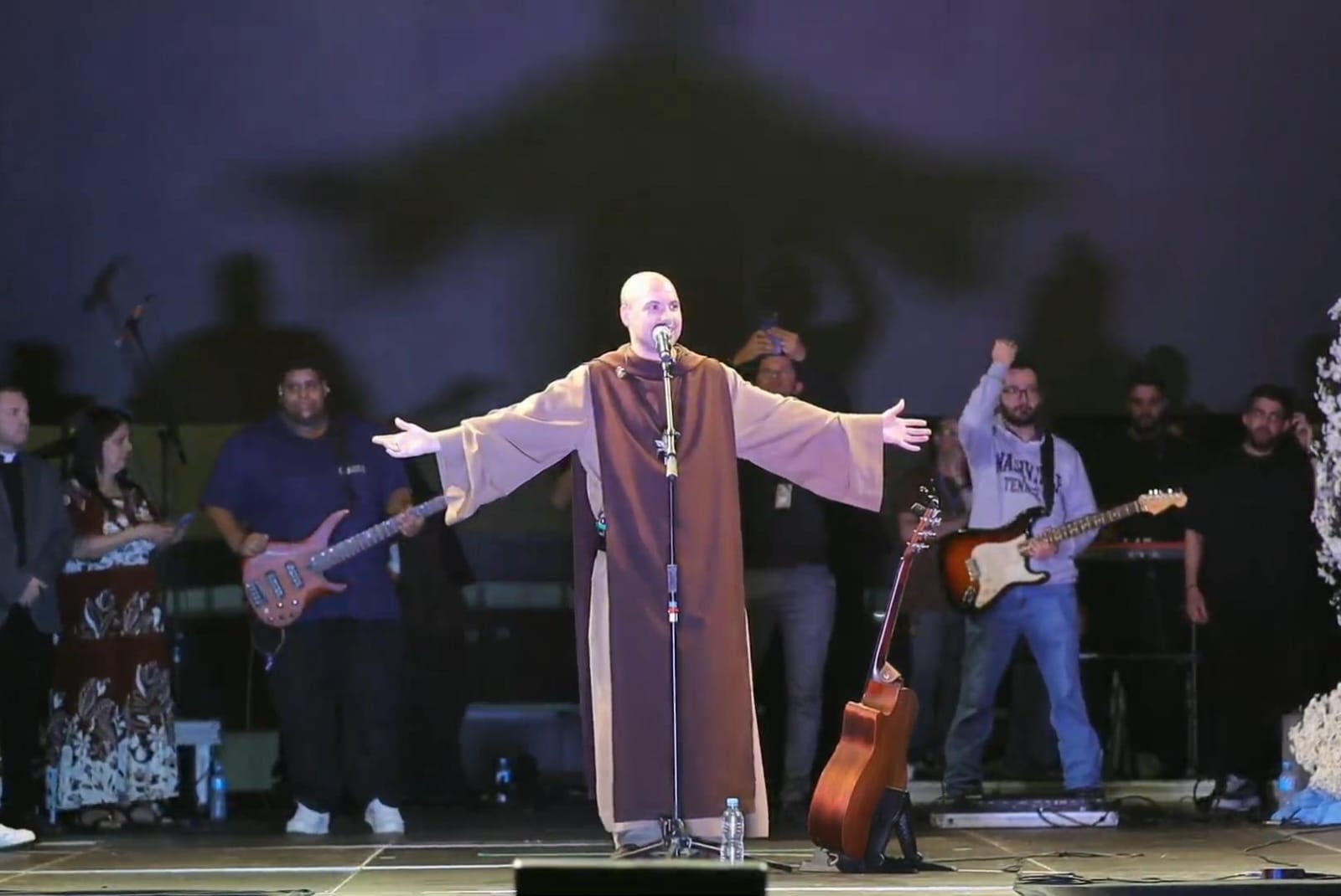 Show de Frei Gilson supera imprevistos e emociona cerca de 100 mil fiéis em Navegantes