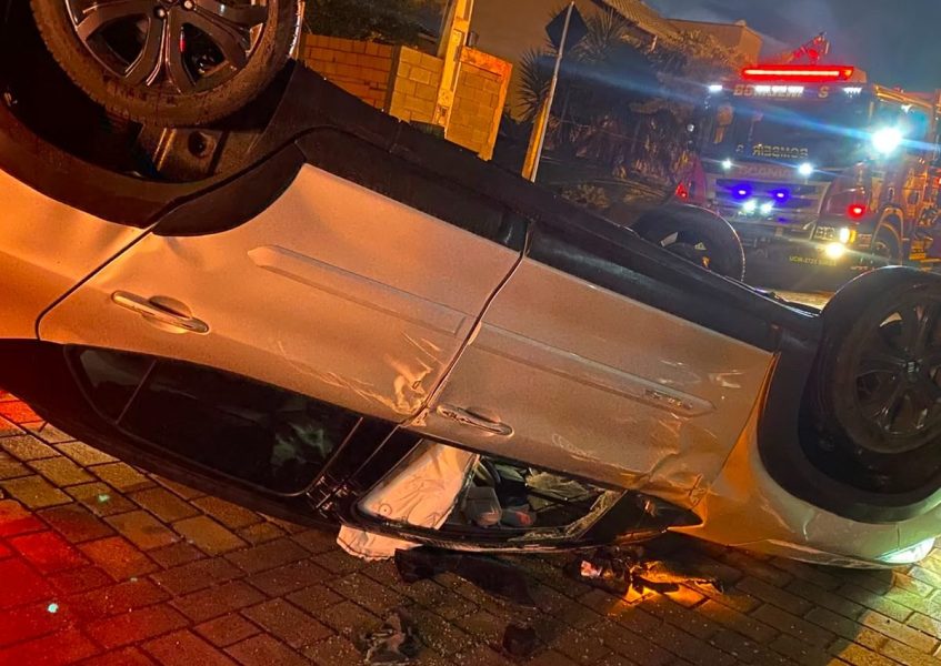 Veículo capota após atingir carro estacionado e motorista fica ferida em Indaial