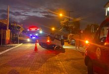 Veículo capota após atingir carro estacionado e motorista fica ferida em Indaial