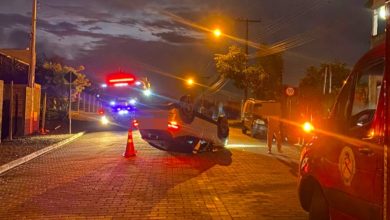 Veículo capota após atingir carro estacionado e motorista fica ferida em Indaial