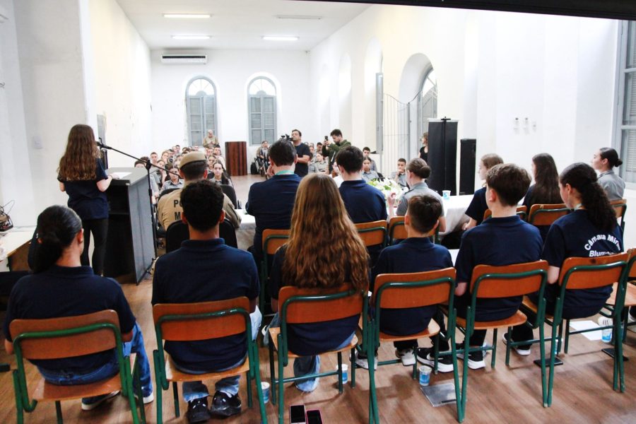 Câmara Mirim leva sessão para escola de Blumenau e jovens ocupam a tribuna