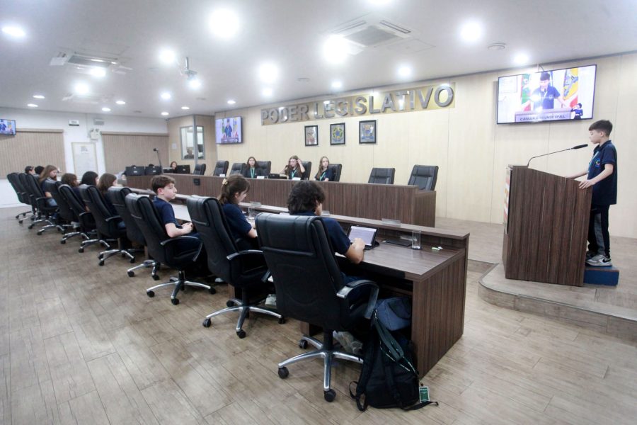 Câmara Mirim de Blumenau debate segurança, saúde e aprova programa para primeira infância