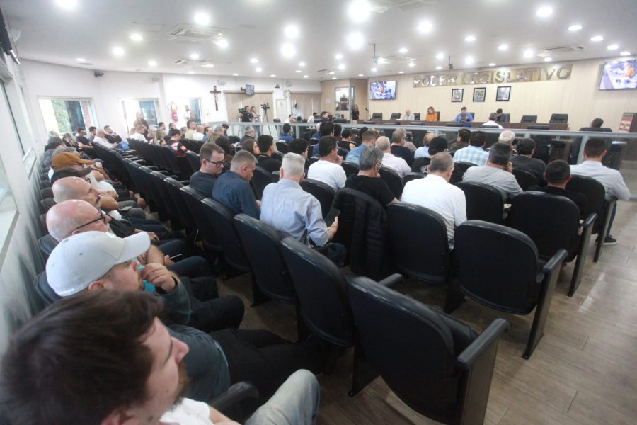 Câmara de Blumenau aprova três projetos em segunda votação e vereador afastado retorna ao Legislativo