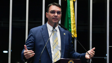 Flávio Bolsonaro propõe fim do auxílio-reclusão e promete priorizar famílias de vítimas de crimes