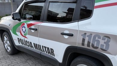 Cocaína, maconha e mais de R$900 são encontrados em área de mata e quatro homens são presos em Indaial