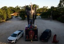 Estátua de mais de R$ 100 mil dedicada ao Diabo transforma templo em ponto de curiosidade