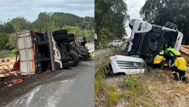 Carreta tomba na SC-425 e deixa motorista preso às ferragens em Pouso Redondo