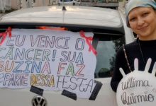 Buzinaço emociona Blumenau após mulher vencer batalha contra o câncer de mama