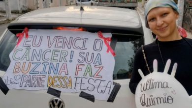 Buzinaço emociona Blumenau após mulher vencer batalha contra o câncer de mama