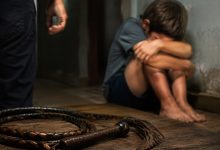 Homem é preso por agredir filho de 5 anos com chicote de cavalo em SC