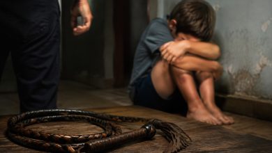 Homem é preso por agredir filho de 5 anos com chicote de cavalo em SC